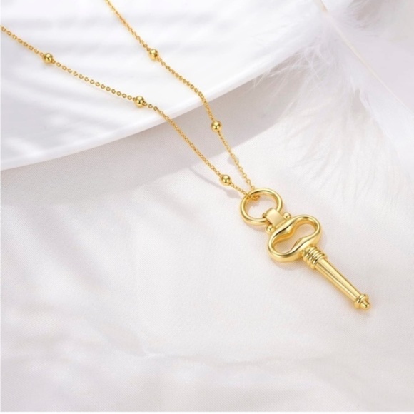 Gold 18k Gold Plated Key Pendant Necklace - Picture 1 of 3